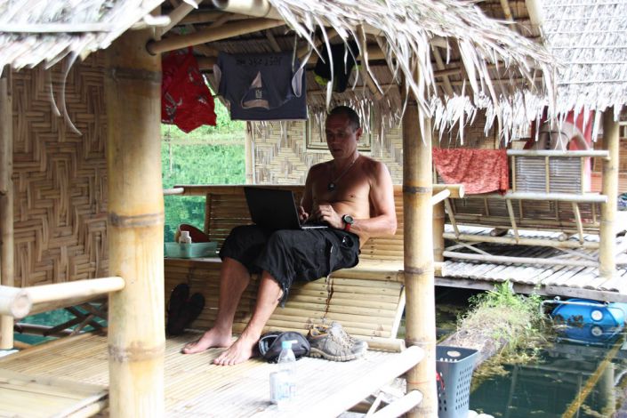 Auf einem Hausboot in Thailands Nationalpark Khao Sok