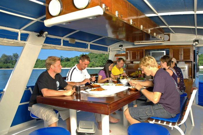 Tauchschiff MY Genesis Lunch Tauchschiff MY Genesis Lunch