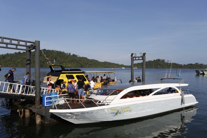 Zubringerboot Tagestour Stingray am Anleger Khaolak