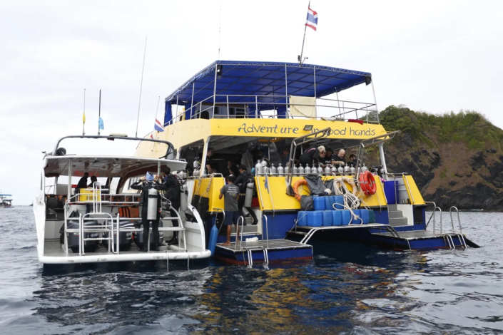 Tauchdeck auf der Stingray am Tauchspot mit Zubringerboot Tagestour
